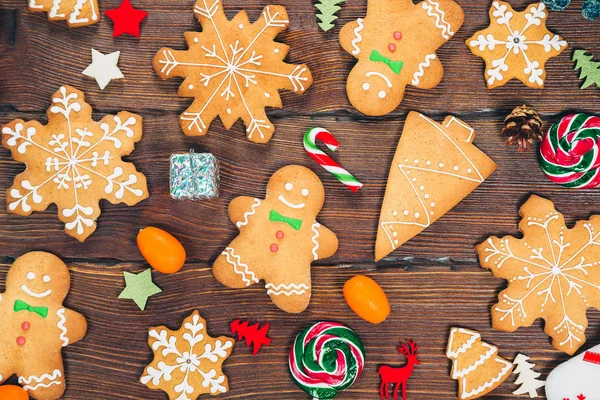 Biscoitos Gengibre Natal Caseiros Mesa Madeira Com Doces Decorações Ano — Fotografia de Stock