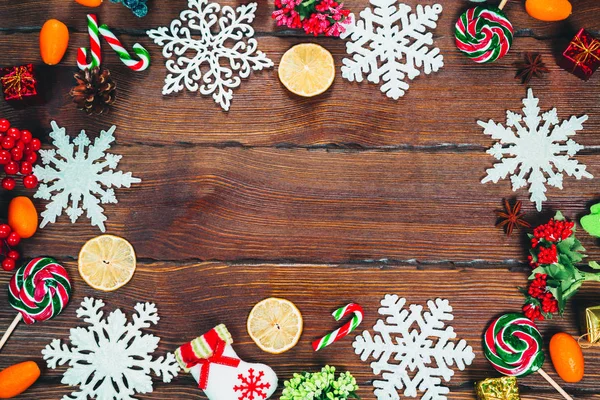 Fondo Navidad Con Copos Nieve Conos Dulces Naranjas Secas Limones — Foto de Stock