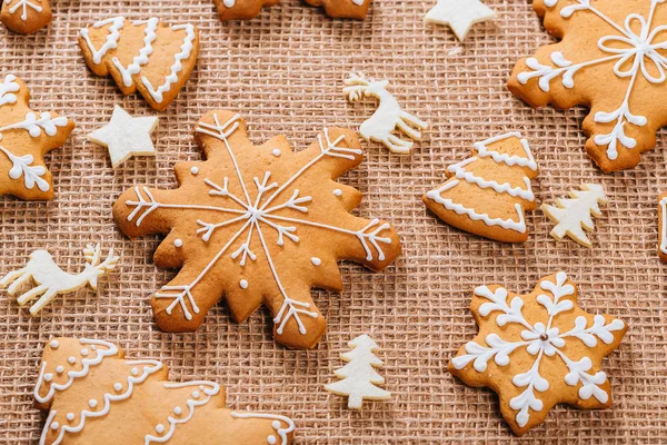 Biscoitos Gengibre Natal Caseiro Decoração Ano Novo Mesa Com Toalha — Fotografia de Stock