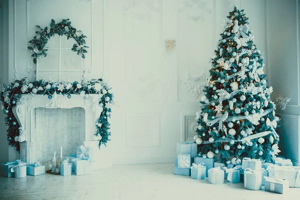 Kerst Woonkamer Met Een Kerstboom Haard Geschenken Een Groot Raam — Stockfoto