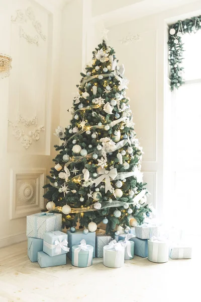 Salón Navidad Con Árbol Navidad Regalos Gran Ventanal Hermoso Año — Foto de Stock