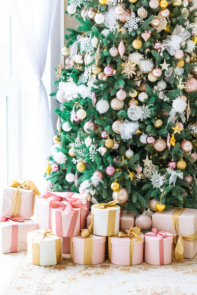 Рождественская гостиная с елкой, подарками и большим окном. Новый год украсил классический домашний интерьер
