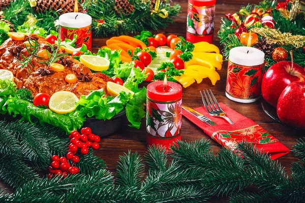 Mesa Navidad Con Carne Asada Decorada Estilo Navideño Con Copas —  Fotos de Stock