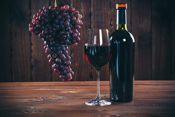ボトルと赤ワイン ブドウおよび木製の背景にコルクのガラス — ストック写真