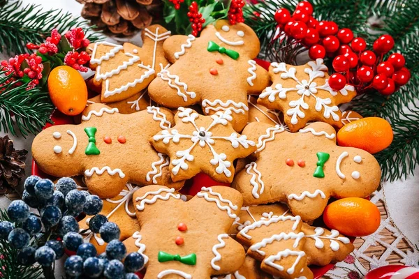 Biscuits Pain Épice Noël Faits Maison Sur Plaque Rouge Avec — Photo