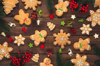 Noel ev yapımı gingerbread çerezleri ve yılbaşı dekor eski ahşap arka plan üzerinde arka plan. Neşeli Noel tebrik kartı