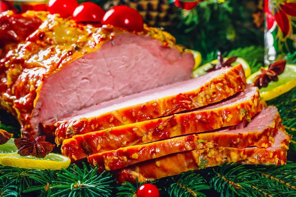 Weihnachtstisch Mit Gebratenem Fleisch Kerzen Und Neujahrsdekor — Stockfoto