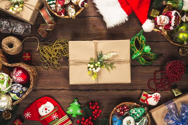 Kerstmis Achtergrond Met Giften Speelgoed Peperkoek Cookies Oude Houten Achtergrond — Stockfoto