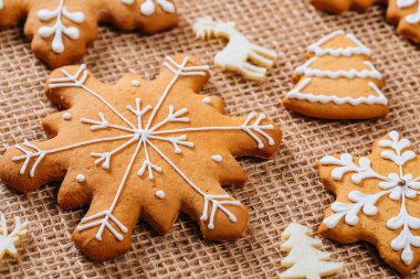 Noel gingerbread çerezleri ev yapımı ve yılbaşı dekor çuval bezi masa örtüsü ile masada. Neşeli Noel Kartpostalı.