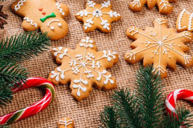 Noel gingerbread çerezleri Noel ağacı ve yılbaşı dekor çuval bezi masa örtüsü ile tabloda dalları ile ev yapımı. Neşeli Noel Kartpostalı.