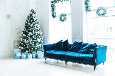 Noel ağacı ve hediye kutuları oturma odası. Güzel dekore edilmiş yılbaşı klasik ev iç