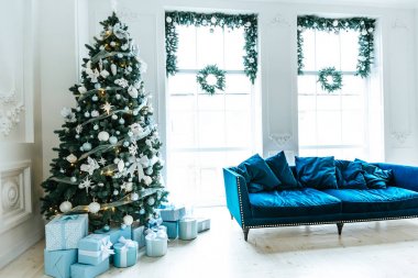 Noel ağacı ve hediye kutuları oturma odası. Güzel dekore edilmiş yılbaşı klasik ev iç