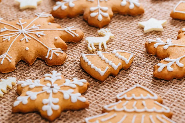 Noel gingerbread çerezleri ev yapımı ve yılbaşı dekor çuval bezi masa örtüsü ile masada. Neşeli Noel Kartpostalı.