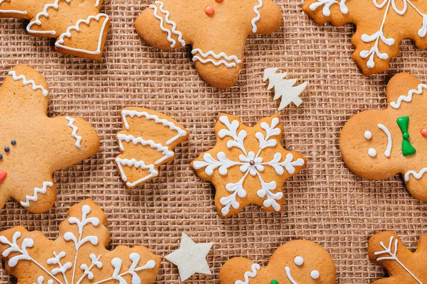 Biscoitos de gengibre de Natal caseiro e decoração de Ano Novo na mesa com toalha de mesa de serapilheira. Feliz cartão postal de Natal . — Fotografia de Stock