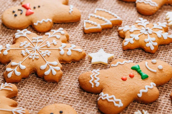 Christmas gingerbread cookies homemade and New Year decor on table with burlap tablecloth. Merry Christmas postcard. — Stock Photo, Image