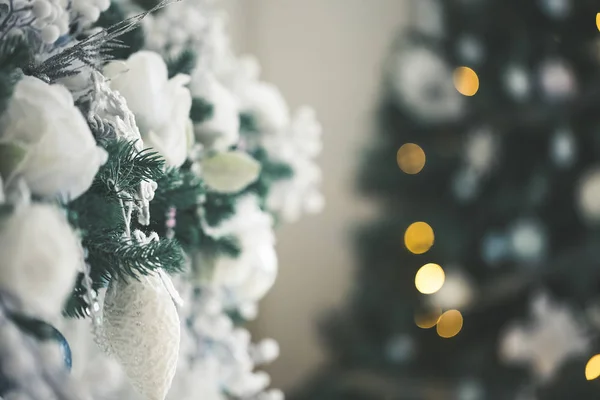 圣诞节的圣诞树在客厅里 美丽的新年装饰经典家居内饰 冬季背景 — 图库照片