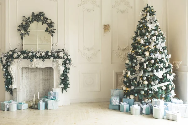 Karácsonyi Nappaliban Karácsonyfa Kandalló Ajándékokat Egy Nagy Ablak Gyönyörű Díszített — Stock Fotó