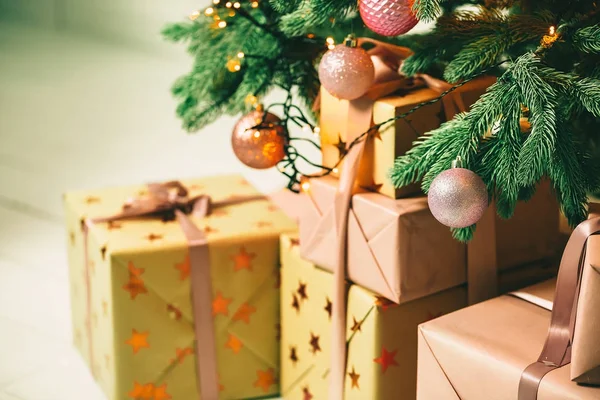 Julgran Med Gåvor Jul Vardagsrum Vackra Nya Året Inredda Klassisk — Stockfoto