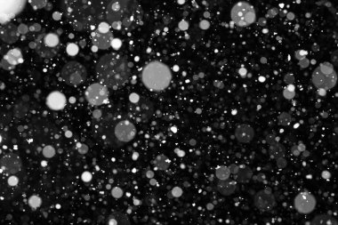 Siyah arkaplana düşen kar.