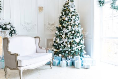 Noel ağacı ve hediye kutuları oturma odası. Güzel dekore edilmiş yılbaşı klasik ev iç
