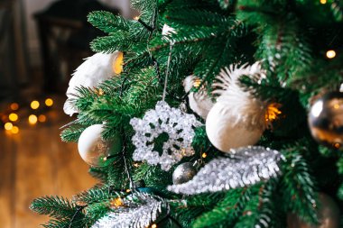 Noel ağacı ve hediyeler ile dekore edilmiş salon