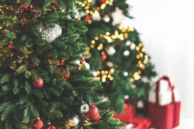 Noel ağacı ve hediyeler ile dekore edilmiş salon