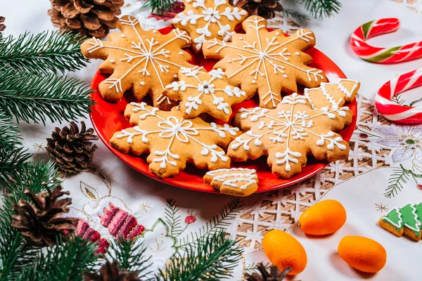 Biscoitos Gengibre Natal Caseiros Prato Vermelho Com Ramos Árvore Natal — Fotografia de Stock