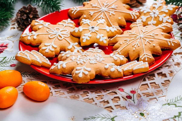 Christmas Gingerbread Cookies Homemade Red Plate Branches Christmas Tree Decor — Stock Photo, Image