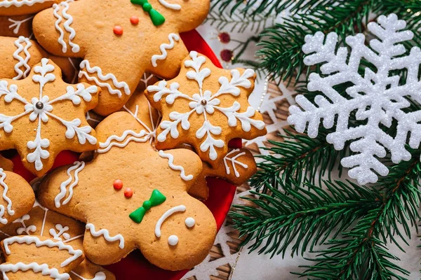 Biscuits Pain Épice Noël Faits Maison Sur Plaque Rouge Avec — Photo