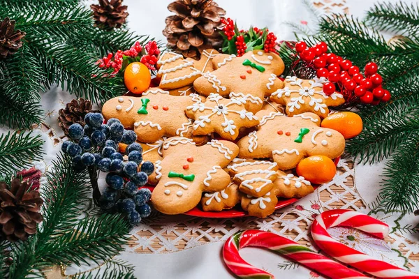 Christmas Gingerbread Cookies Homemade Red Plate Branches Christmas Tree Decor — Stock Photo, Image