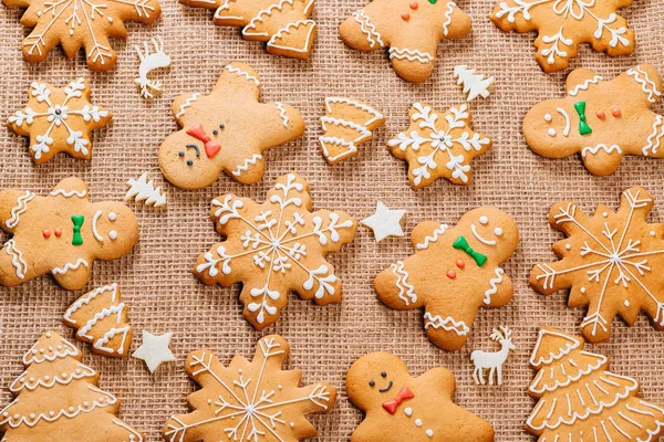 Biscoitos de gengibre de Natal caseiro e decoração de Ano Novo na mesa com toalha de mesa de serapilheira. Feliz cartão postal de Natal . — Fotografia de Stock