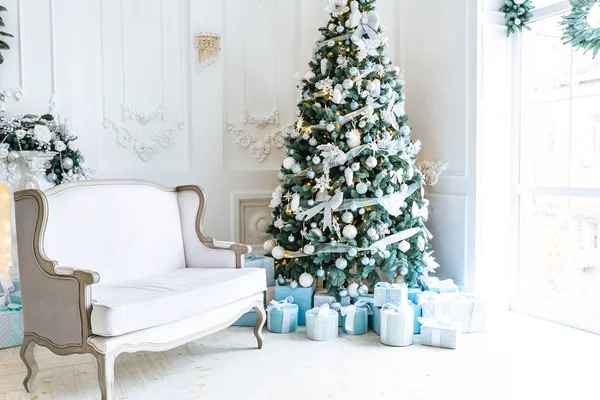 Wohnzimmer Mit Weihnachtsbaum Und Geschenkschachteln Schöne Neue Jahr Dekoriert Klassischen — Stockfoto