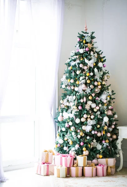 Salón Navidad Con Árbol Navidad Regalos Gran Ventanal Hermoso Año — Foto de Stock