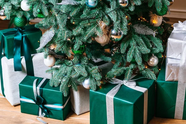 Dekoriertes Wohnzimmer Mit Weihnachtsbaum Und Geschenken — Stockfoto