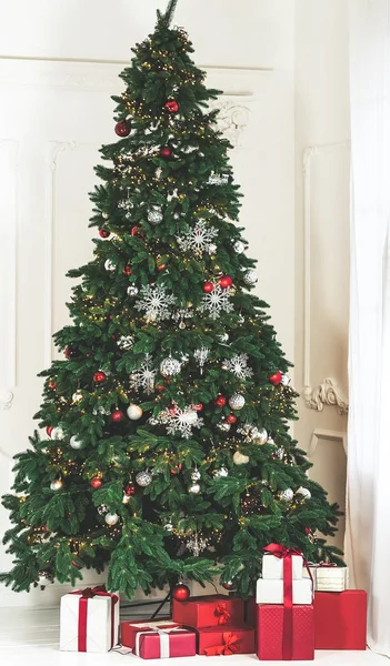 Sala Estar Decorada Con Árbol Navidad Regalos — Foto de Stock