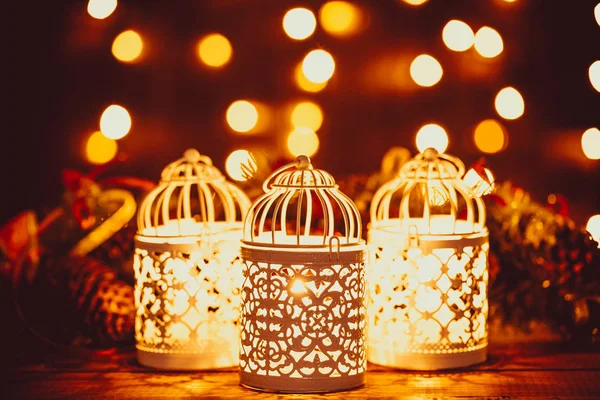 圣诞灯笼与燃烧的蜡烛和花环的老式木桌上的金色散 自由空间 — 图库照片