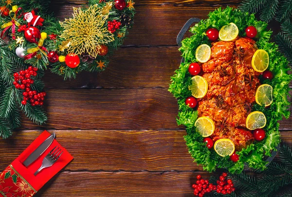 Ajuste Mesa Navidad Con Carne Asada Decorada Estilo Navideño Con — Foto de Stock