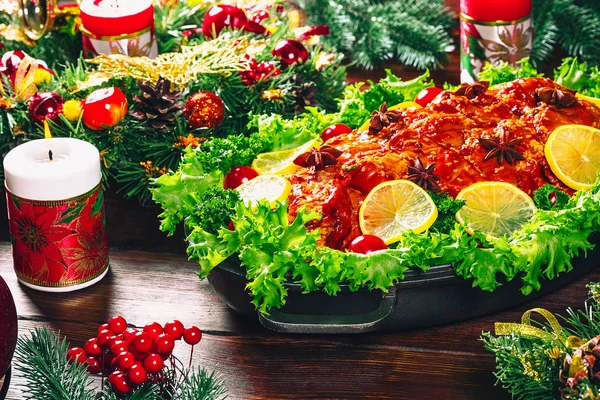 Ajuste Mesa Navidad Con Carne Asada Decorada Estilo Navideño Con —  Fotos de Stock