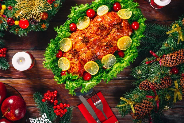 Ajuste Mesa Navidad Con Carne Asada Decorada Estilo Navideño Con —  Fotos de Stock