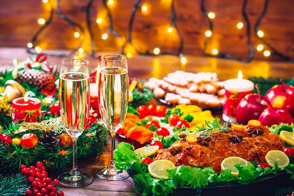 Mesa Navidad Con Carne Asada Decorada Estilo Navideño Con Copas —  Fotos de Stock