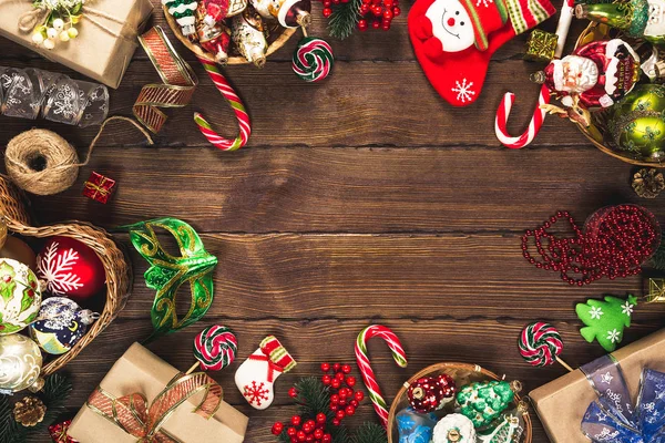 Kerstmis Achtergrond Met Giften Speelgoed Peperkoek Cookies Oude Houten Achtergrond — Stockfoto