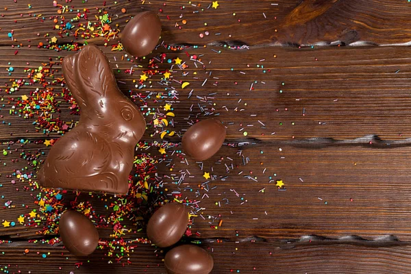 Çikolata Bunny Bir Yay Ile Hasır Sepet Kek Eski Kahverengi — Stok fotoğraf