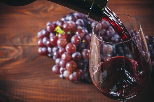 Şişe Bardak Kırmızı Şarap Üzüm Ahşap Arka Plan Üzerinde Mantar — Stok fotoğraf
