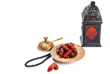 Ramazan Kareem kutsal ay Müslüman bir bayram. Parlayan fener Fanus ile güzel arka plan ve beyaz üzerine kurutulmuş tarihleri. Metniniz için boş alan