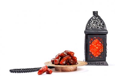 Ramazan Kareem kutsal ay Müslüman bir bayram. Parlayan fener Fanus ile güzel arka plan ve beyaz üzerine kurutulmuş tarihleri. Metniniz için boş alan