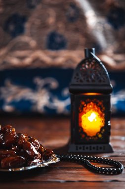 Ramazan Kareem kutsal ay Müslüman bir bayram. Parlayan fener Fanus ile güzel arka plan ve ahşap kurullarında kurutulmuş tarihleri. Metniniz için boş alan