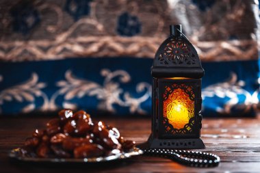 Ramazan Kareem kutsal ay Müslüman bir bayram. Parlayan fener Fanus ile güzel arka plan ve ahşap kurullarında kurutulmuş tarihleri. Metniniz için boş alan