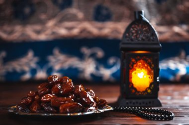 Ramazan Kareem kutsal ay Müslüman bir bayram. Parlayan fener Fanus ile güzel arka plan ve ahşap kurullarında kurutulmuş tarihleri. Metniniz için boş alan