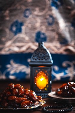 Ramazan Kareem kutsal ay Müslüman bir bayram. Parlayan fener Fanus ile güzel arka plan ve ahşap kurullarında kurutulmuş tarihleri. Metniniz için boş alan