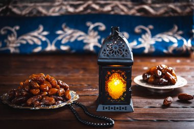 Ramazan Kareem kutsal ay Müslüman bir bayram. Parlayan fener Fanus ile güzel arka plan ve ahşap kurullarında kurutulmuş tarihleri. Metniniz için boş alan